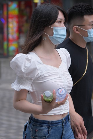 破洞牛仔美女牵手男友逛街