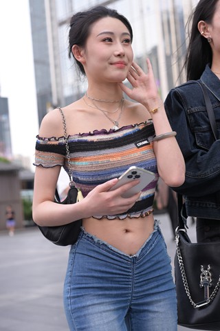 街拍条纹衣服，牛仔裤美女